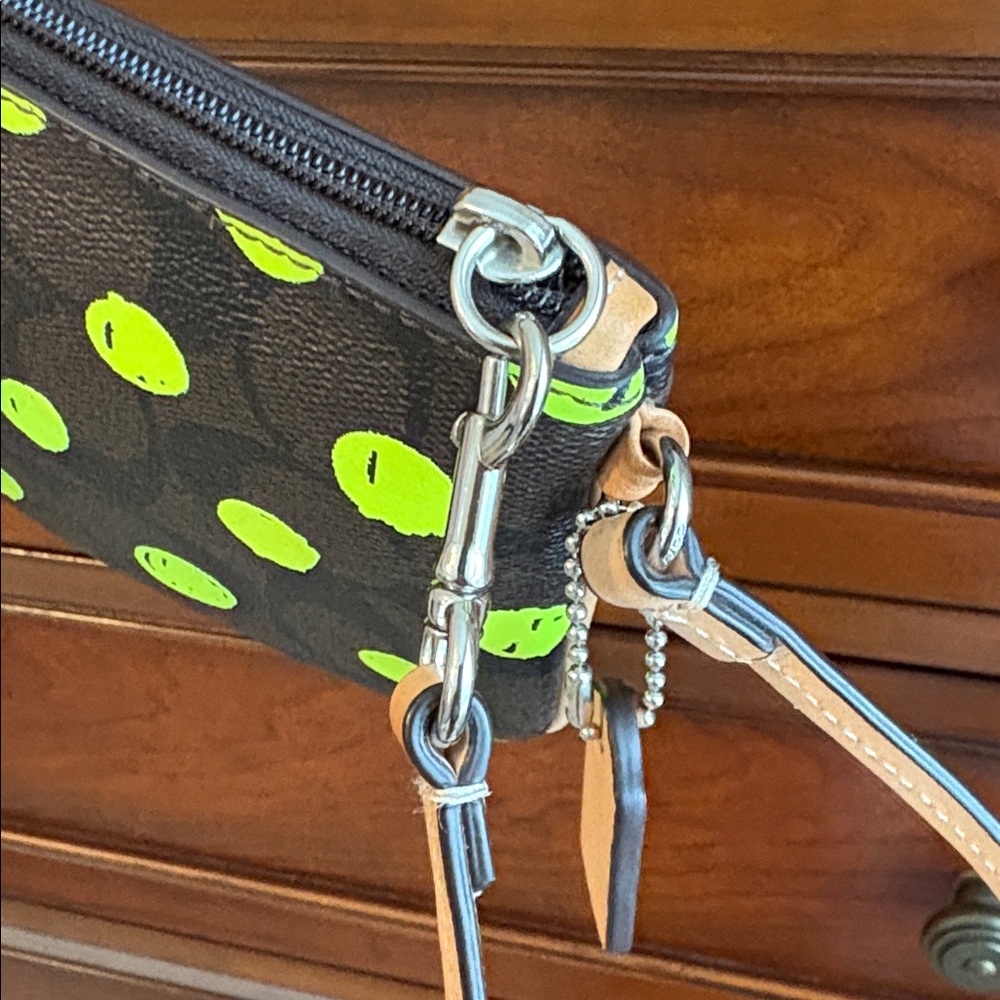 COACH signature wristlet pebbled leather neon green dots - Picture 6 of 9